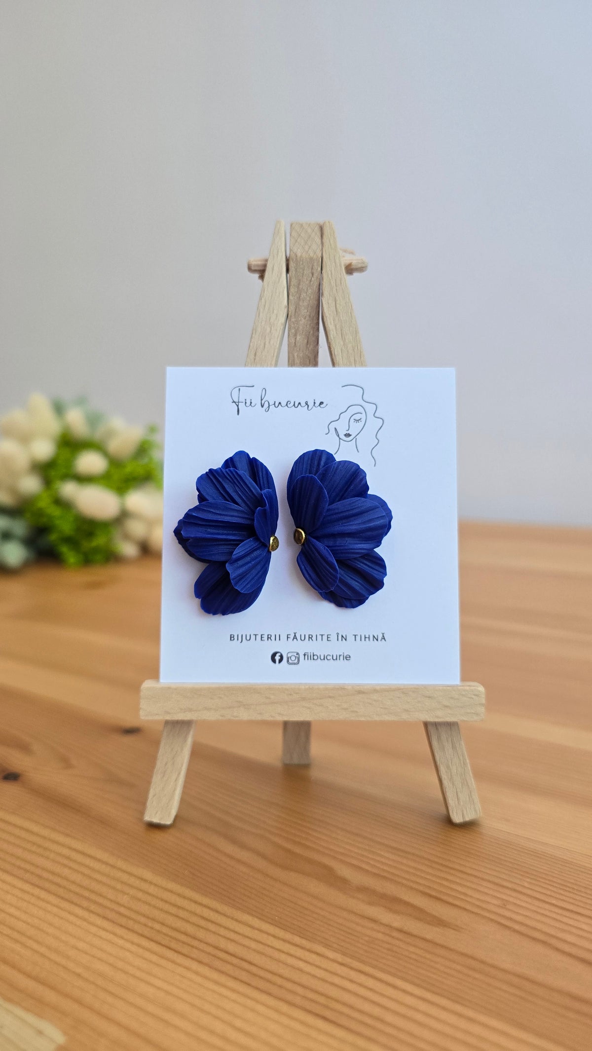 Cercei flower blue