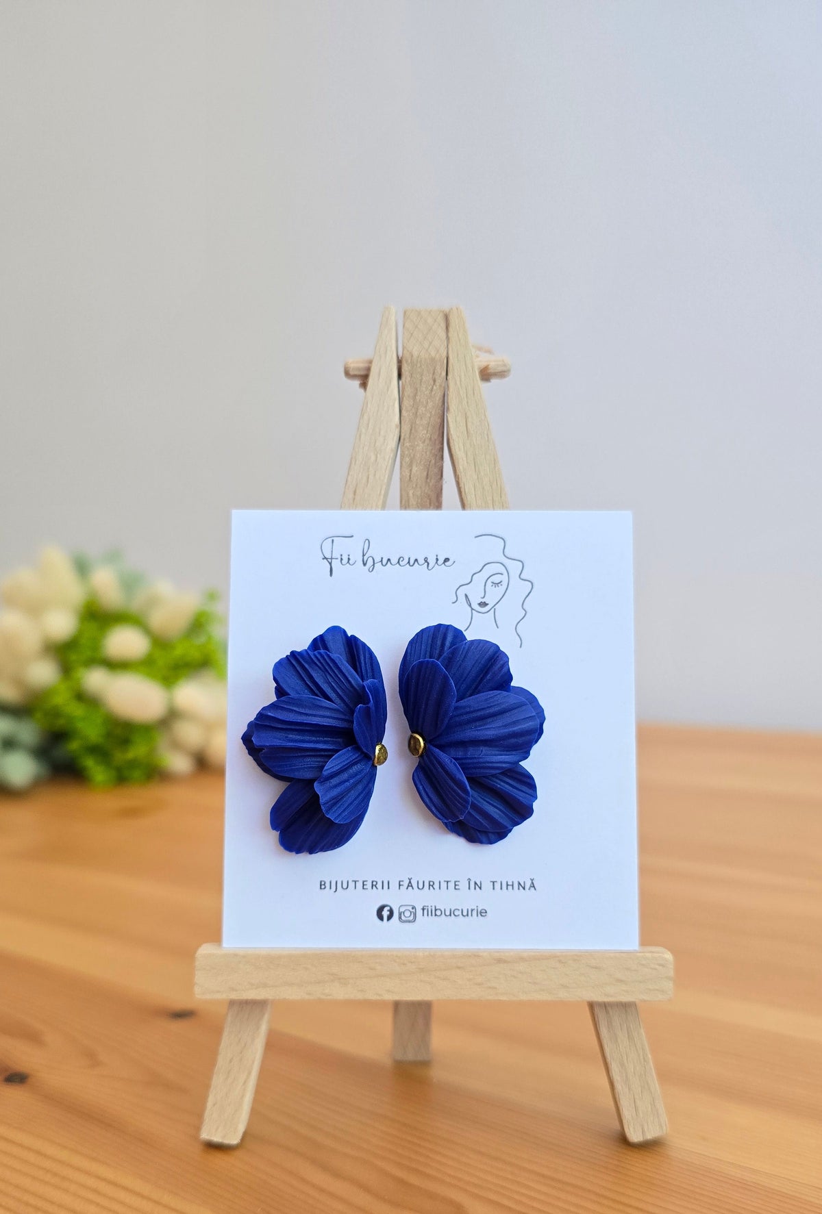 Cercei flower blue